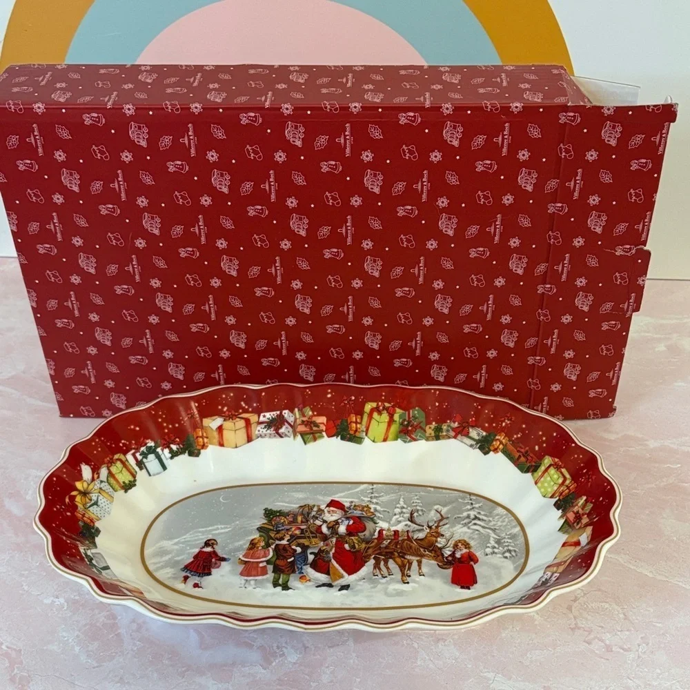 Villeroy & Boch Red and White Holiday “Toy’s Fantasy” Scalloped Serving Dish